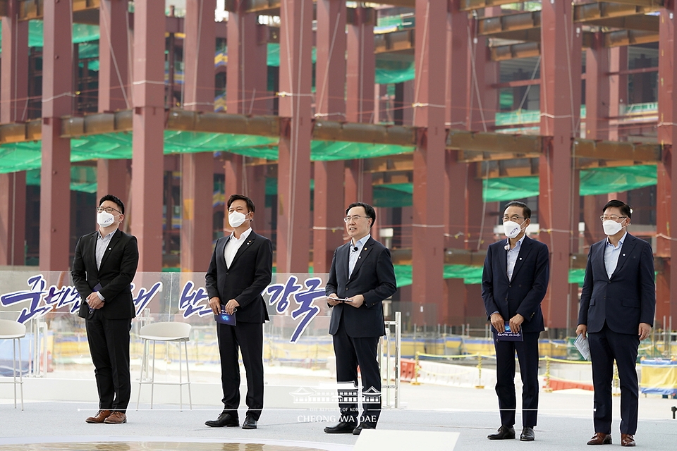 문승욱 산업통상자원부장관이 13일 오후 경기도 평택시 삼성전자 평택단지 3라인 건설현장에 마련된 야외무대에서 열린 ‘K-반도체 전략 보고’에서 발표하고 있다.