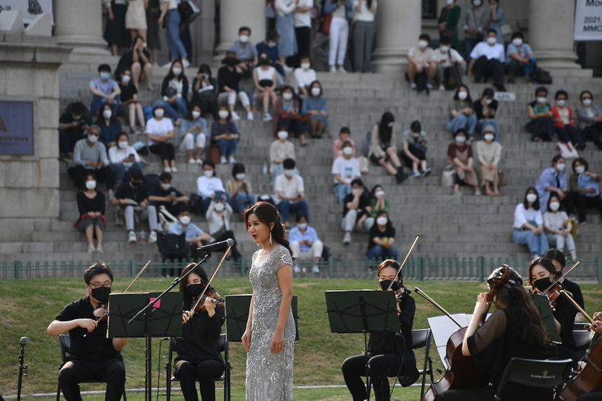 14일 오후 서울 중구 덕수궁 석조전 분수대 앞에서 열린 덕수궁 봄 음악회에서 코리안심포니 오케스트라 단원들이 공연을 펼치고 있다.