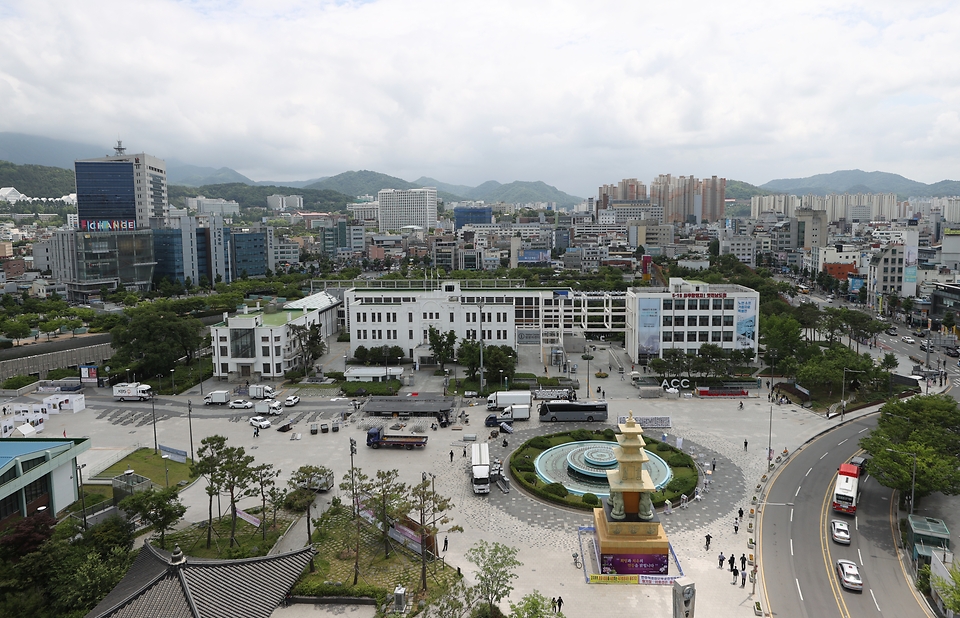 광주 동구 옛 전남도청 별관에서 5.18 민주화운동 제 41주년을 맞아 노먼 소프 기자가 1980년 5월 23일부터 27일까지 광주에서 촬영한 사진 및 당시 출입증과 사용했던 카메라 등 희귀자료 200여점이 전시되고 있다. 전시관 내 특별영상실에는 일부 사진에 대해 유족들의 동의를 구해 당시 현장 상황을 영상으로 제작해 공개하고 있다. 이 전시는 7월 31일까지 전시될 예정이다.