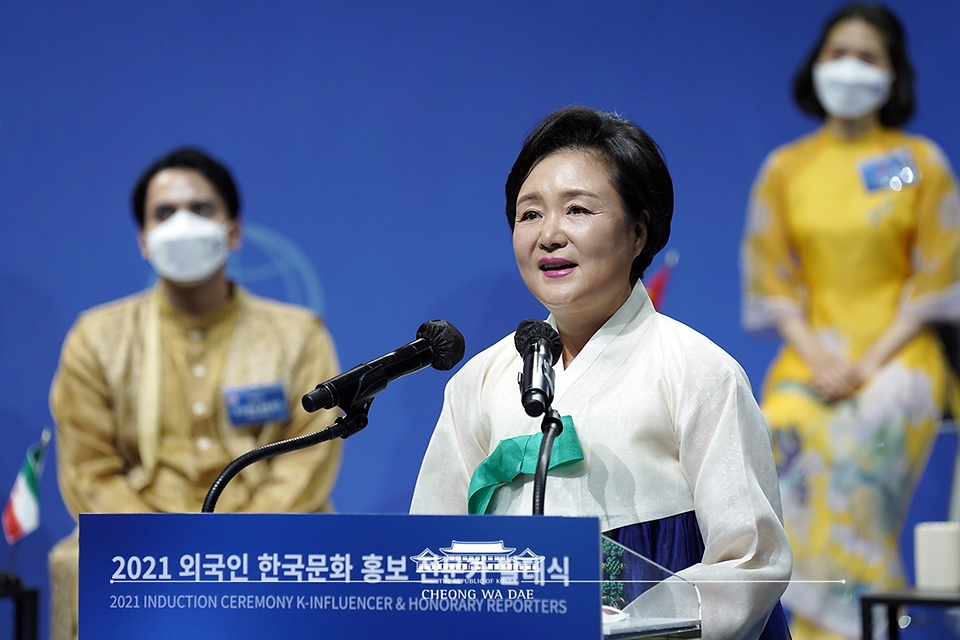 김정숙 여사가 20일 오후 서울 동대문구 서울콘텐츠문화광장에서 열린 ‘2021 외국인 한국문화 홍보 전문가’ 발대식에 참석해 축사를 하고 있다.