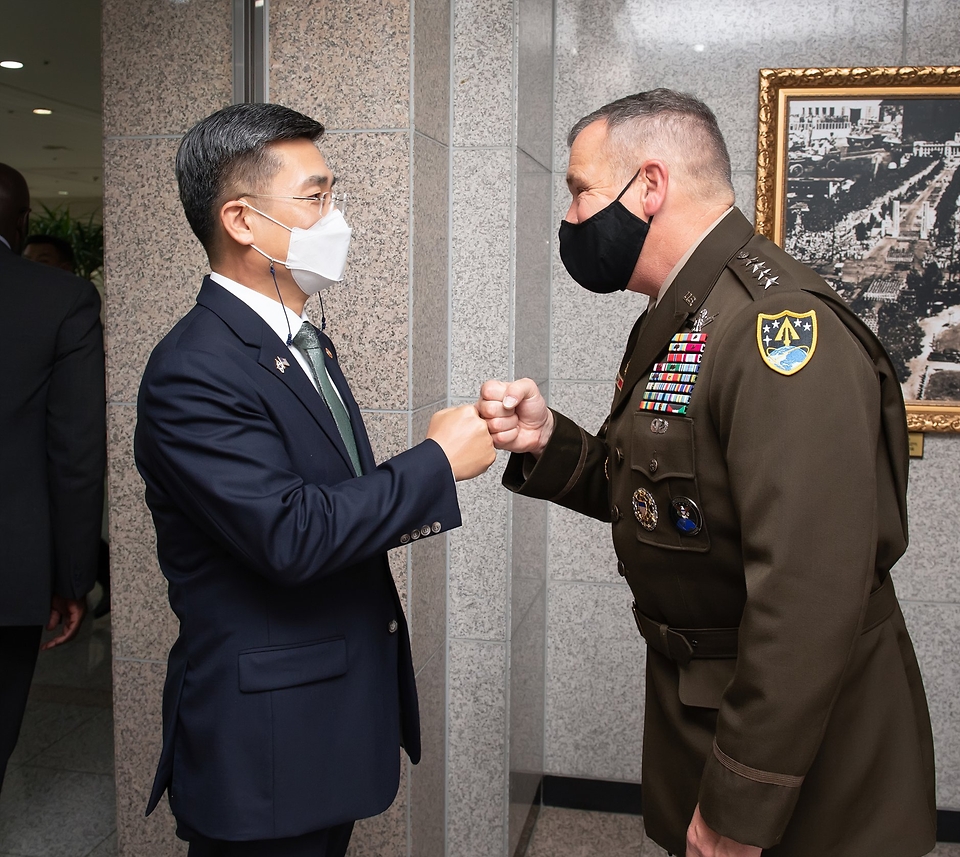 서욱 국방부 장관이 24일 서울 용산구 국방부 청사를 찾은 제임스 디킨슨 미 우주사령관과 인사하고 있다.