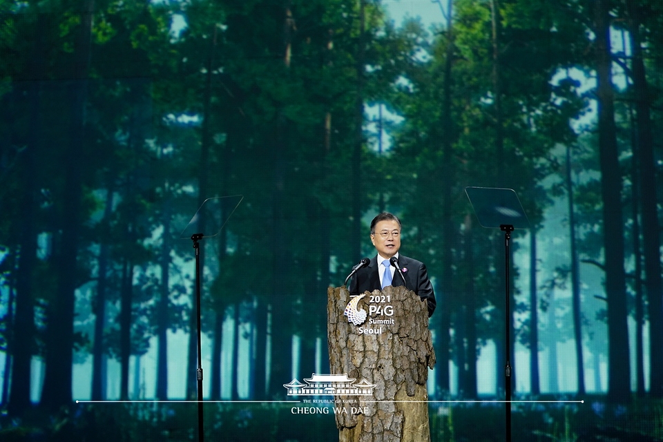 문재인 대통령이 30일 오후 서울 동대문디자인플라자에서 열린 ‘2021 P4G 서울 녹색미래 정상회의’ 개회식에서 개회사를 하고 있다.