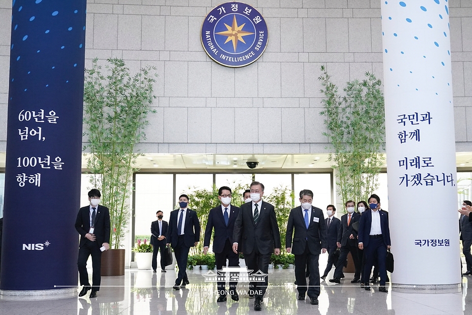 문재인 대통령이 4일 오후 국가정보원 개혁성과 보고회 참석을 위해 국가정보원을 방문하고 있다.