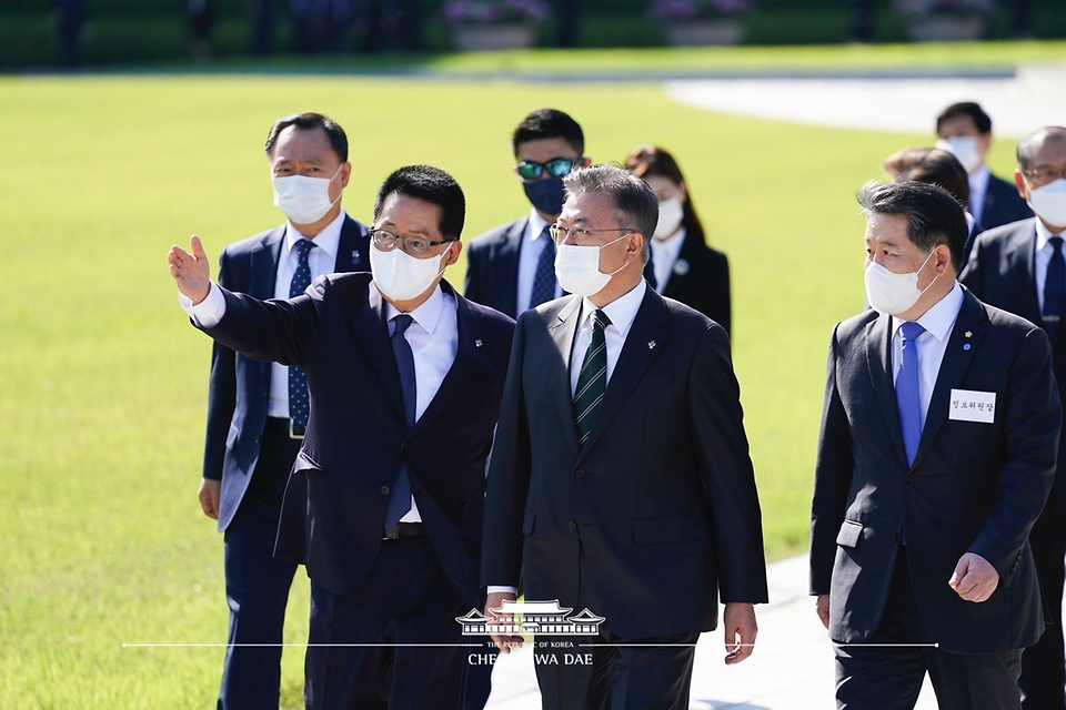 문재인 대통령이 4일 오후 국가정보원 개혁성과 보고회 참석을 위해 국가정보원을 방문하고 있다.
