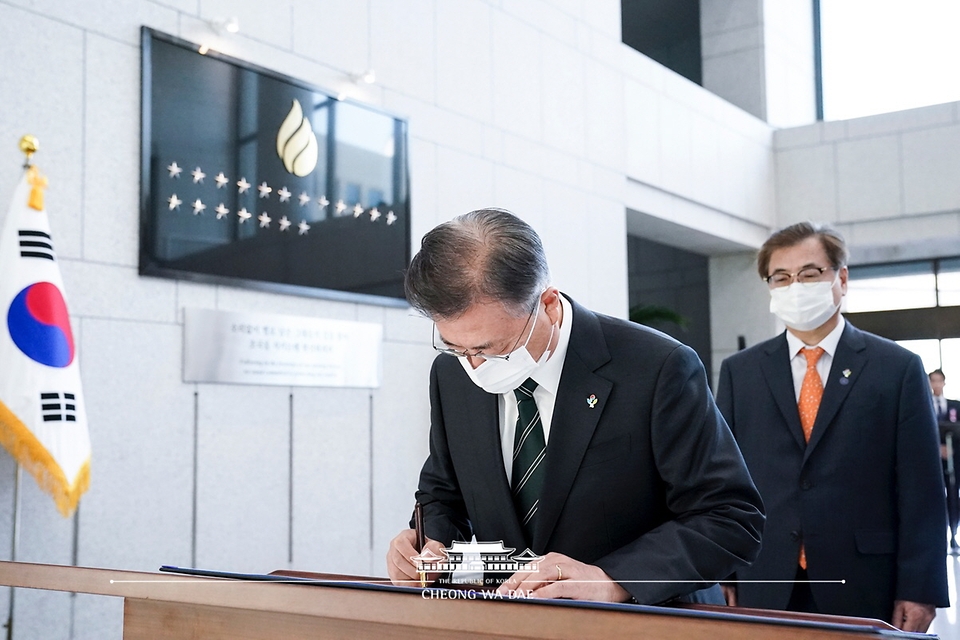 문재인 대통령이 4일 오후 국가정보원에서 열린 국가정보원 개혁성과 보고회에 앞서 방명록을 작성하고 있다. 