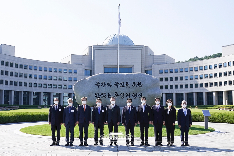 문재인 대통령이 4일 오후 국가정보원을 방문해 원훈석 제막을 마친 후 박지원 국정원장 등 참석자들과 기념촬영하고 있다. 