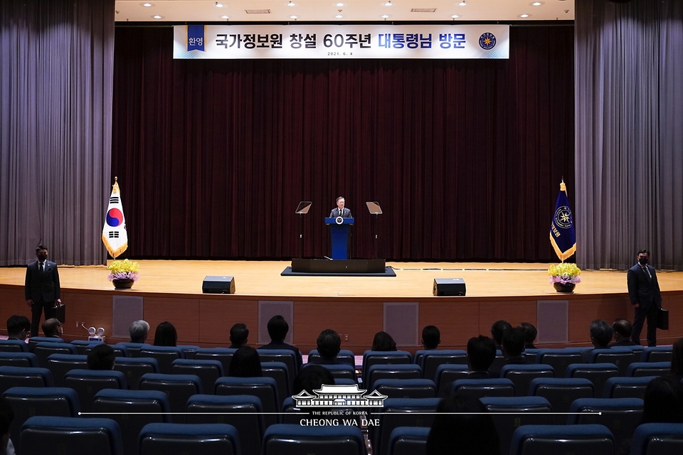 문재인 대통령이 4일 오후 국가정보원을 방문, 국가정보원 개혁성과 보고회에서 발언하고 있다.