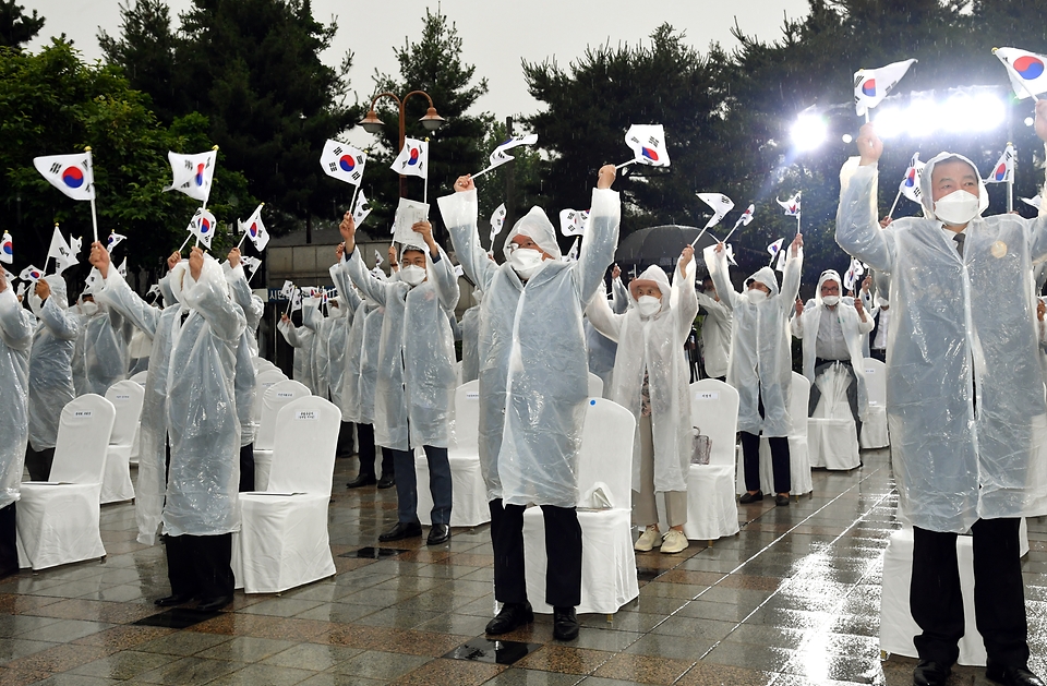 김부겸 국무총리가 10일 중구 훈련원 공원에서 열린 제95주년 6·10 만세운동 기념식에 참석, 기념사를 하고 참석한 후손·학생들과 만세삼창을 하고 있다. 