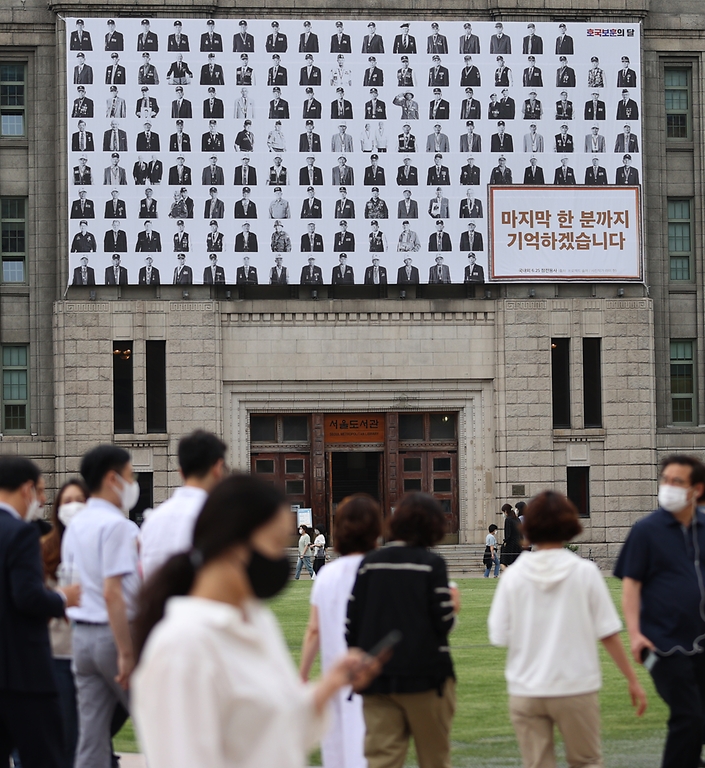 11일 6월 호국보훈의 달을 맞아 6·25전쟁 참전용사들의 사진이 ‘마지막 한 분까지 기억하겠습니다’라는 문구와 함께 대형 현수막으로 제작되어 설치되어 있다. 