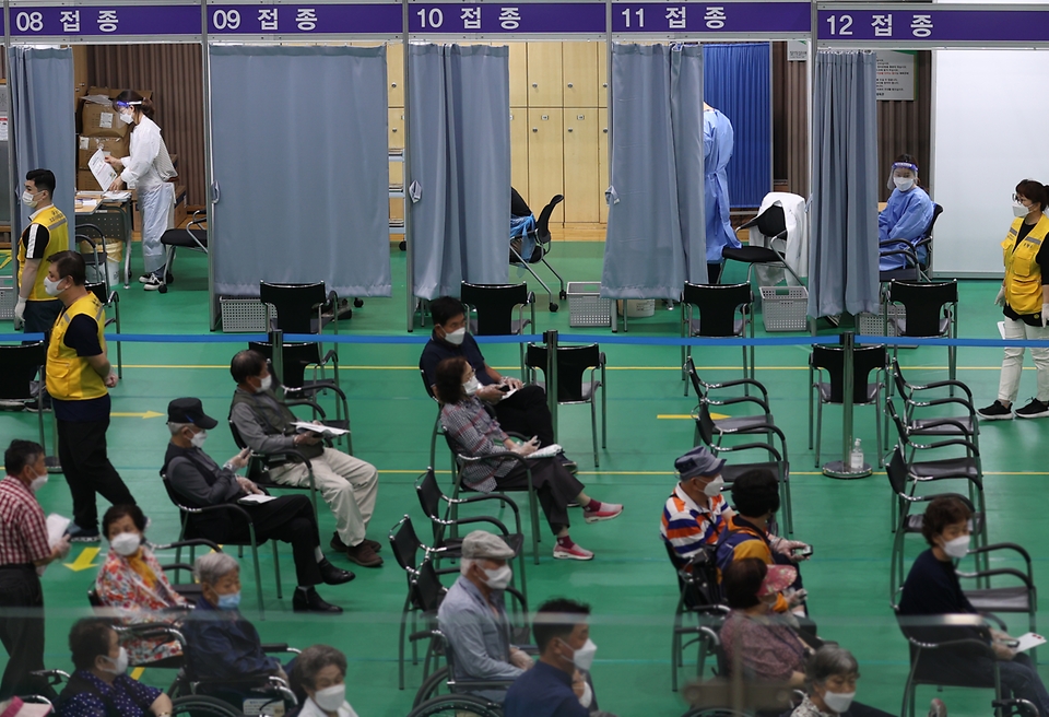 11일 오전 서울 중랑문화체육관에 마련된 코로나19 접종센터에서 화이자 백신 접종이 진행되고 있다. 이날 1차 백신 접종은 1천만 명을 훌쩍 넘어섰다. 