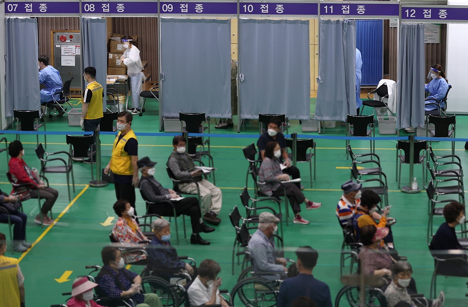 11일 오전 서울 중랑문화체육관에 마련된 코로나19 접종센터에서 화이자 백신 접종이 진행되고 있다. 이날 1차 백신 접종은 1천만 명을 훌쩍 넘어섰다. 