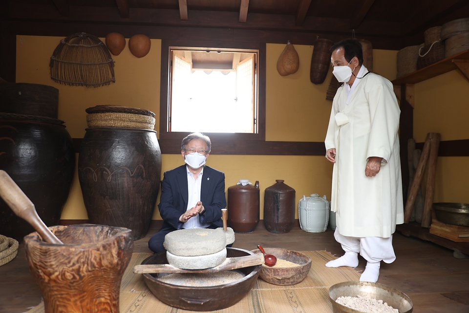 권칠승 중소벤처기업부 장관이 10일 경북 안동 백년소공인 업체인 ‘명인 안동소주’를 방문, 소주 제조 체험을 하고 있다.
