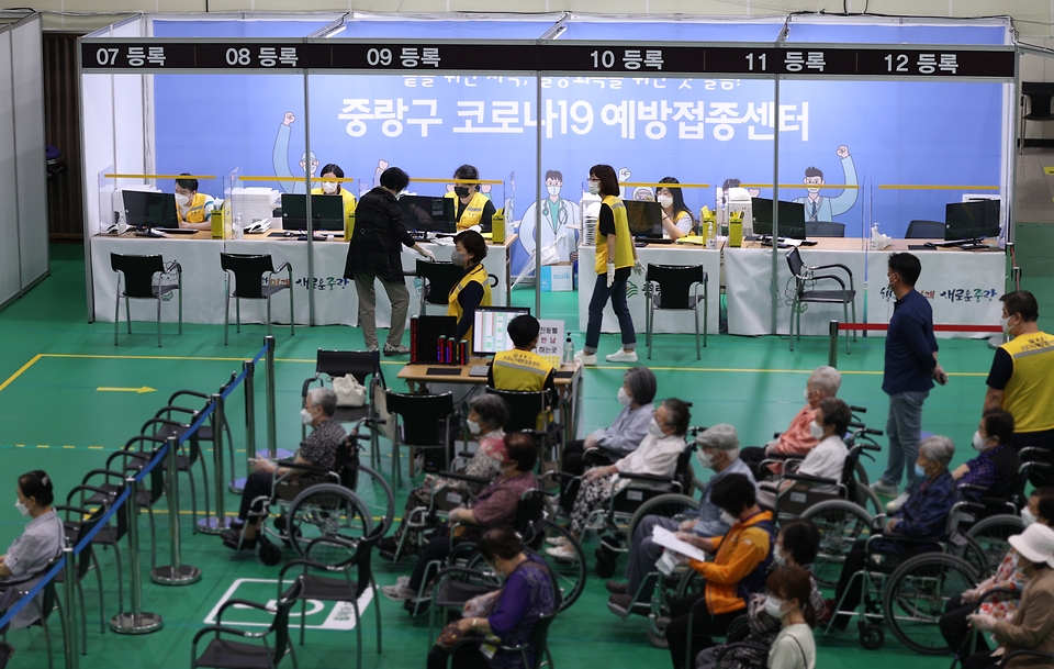 11일 오전 서울 중랑문화체육관에 마련된 코로나19 접종센터에서 화이자 백신 접종이 진행되고 있다. 이날 1차 백신 접종은 1천만 명을 훌쩍 넘어섰다. 