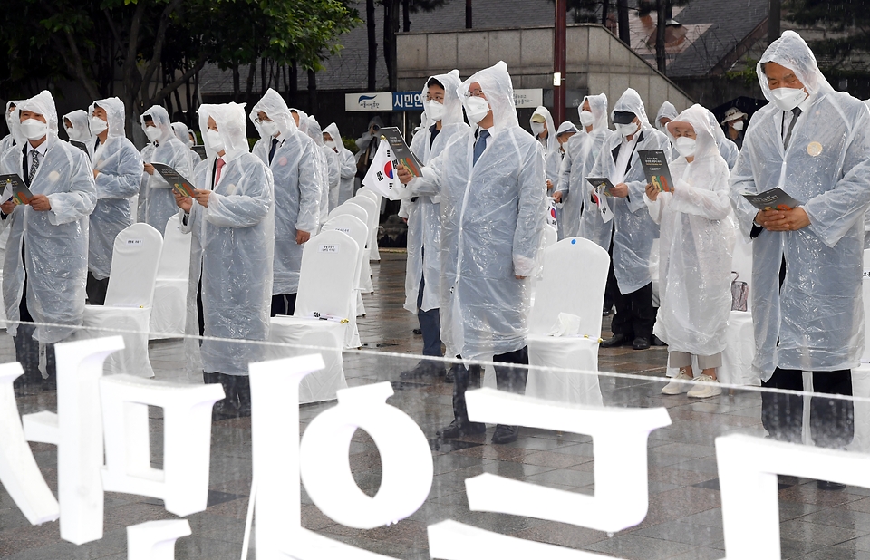 김부겸 국무총리가 10일 중구 훈련원 공원에서 열린 제95주년 6·10 만세운동 기념식에 참석, 기념사를 하고 참석한 후손·학생들과 만세삼창을 하고 있다. 