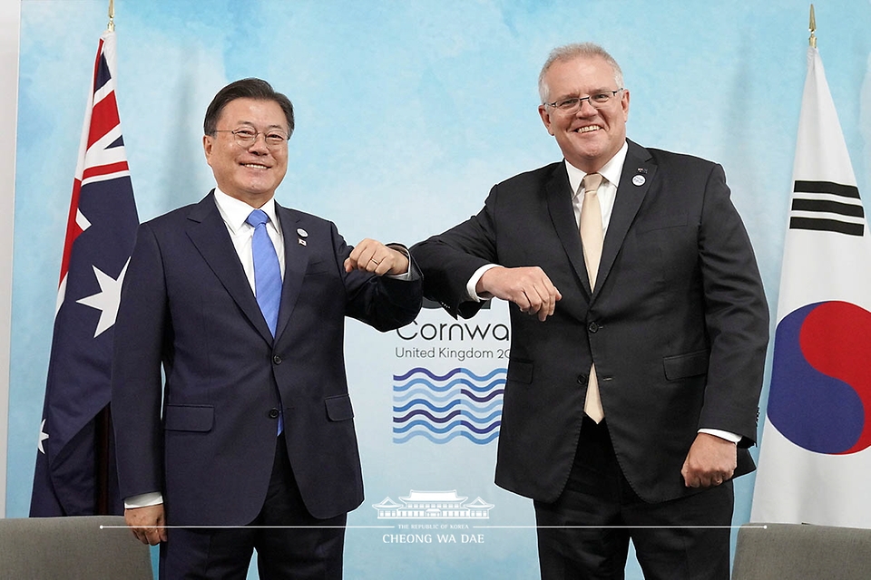 G7(주요 7개국) 정상회의 참석차 영국을 방문한 문재인 대통령이 12일(현지시간) 영국 콘월 시내 한 호텔에서 스콧 모리슨(Scott Morrison) 호주 총리와 양자회담에 앞서 팔꿈치를 맞대며 인사하고 있다.