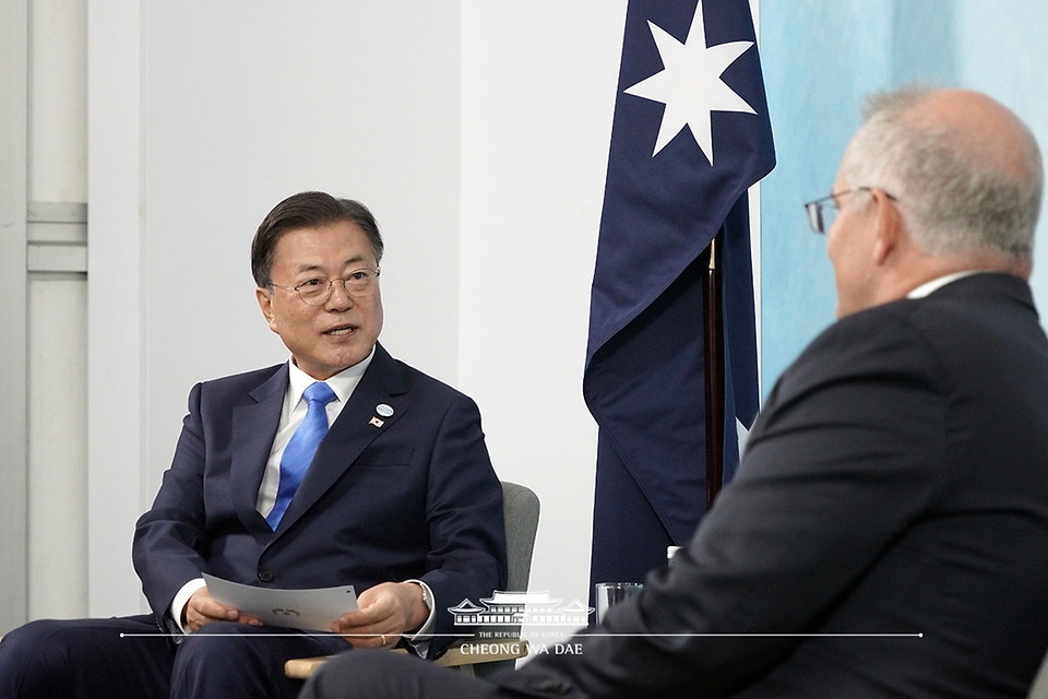 G7(주요 7개국) 정상회의 참석차 영국을 방문한 문재인 대통령이 12일(현지시간) 영국 콘월 시내 한 호텔에서 스콧 모리슨(Scott Morrison) 호주 총리와 양자회담을 하고 있다.