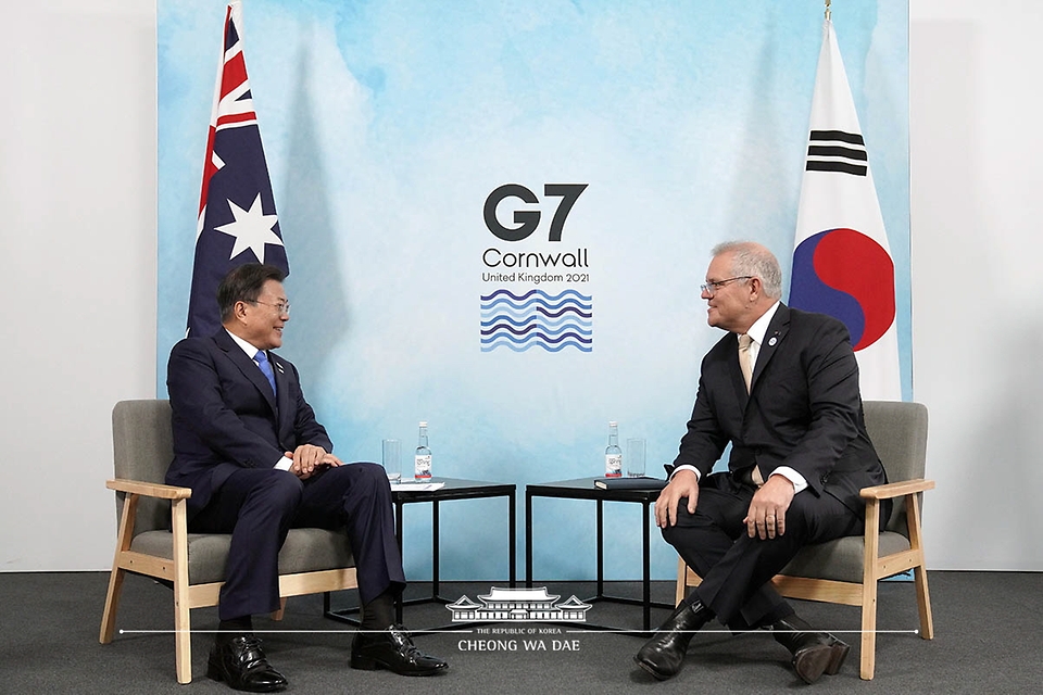 G7(주요 7개국) 정상회의 참석차 영국을 방문한 문재인 대통령이 12일(현지시간) 영국 콘월 시내 한 호텔에서 스콧 모리슨(Scott Morrison) 호주 총리와 양자회담을 하고 있다.