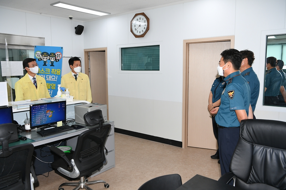 문성혁 해양수산부 장관이 11일 해운대 해수욕장을 방문하여 코로나19 방역 관리 현황을 보고 받고 방역시스템 운영 및 이용객 방역지침 준수 실태를 점검하고 있다.