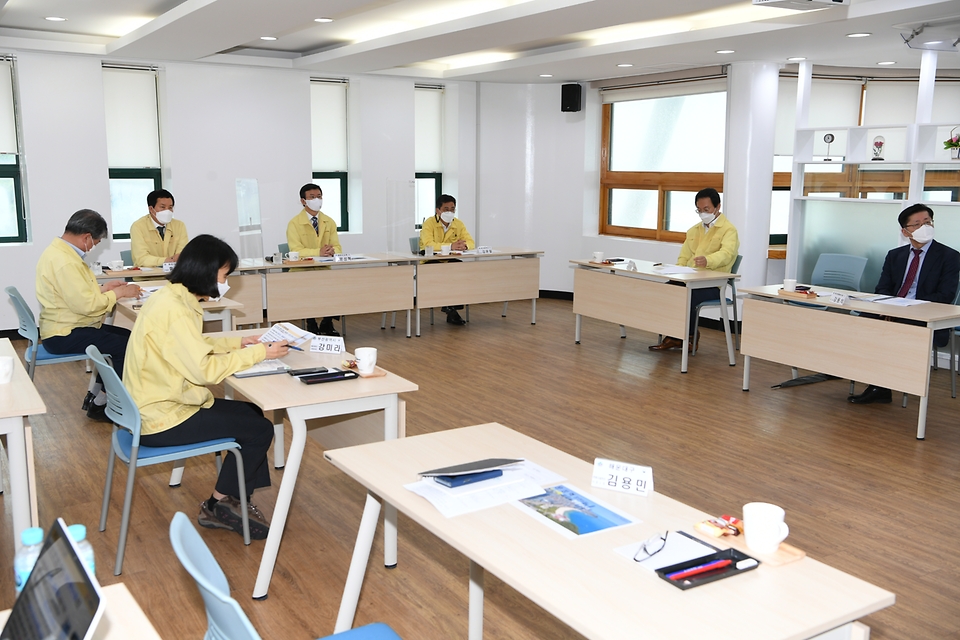 문성혁 해양수산부 장관이 11일 해운대 해수욕장을 방문하여 코로나19 방역 관리 현황을 보고 받고 있다.
