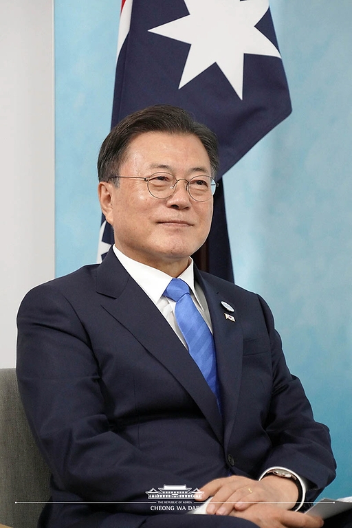 G7(주요 7개국) 정상회의 참석차 영국을 방문한 문재인 대통령이 12일(현지시간) 영국 콘월 시내 한 호텔에서 스콧 모리슨(Scott Morrison) 호주 총리와 양자회담을 하고 있다.