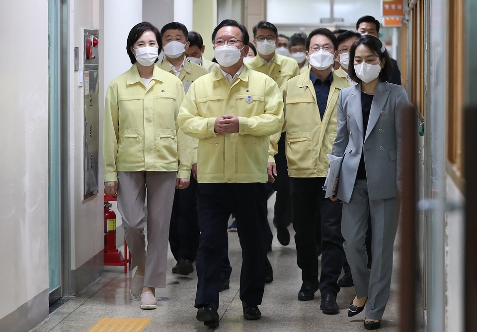 김부겸 국무총리가 14일 학교 방역 현장점검을 위해 양천구 목동 신목중학교를 방문, 학교시설을 점검하고 학생 수업을 참관하고 있다.