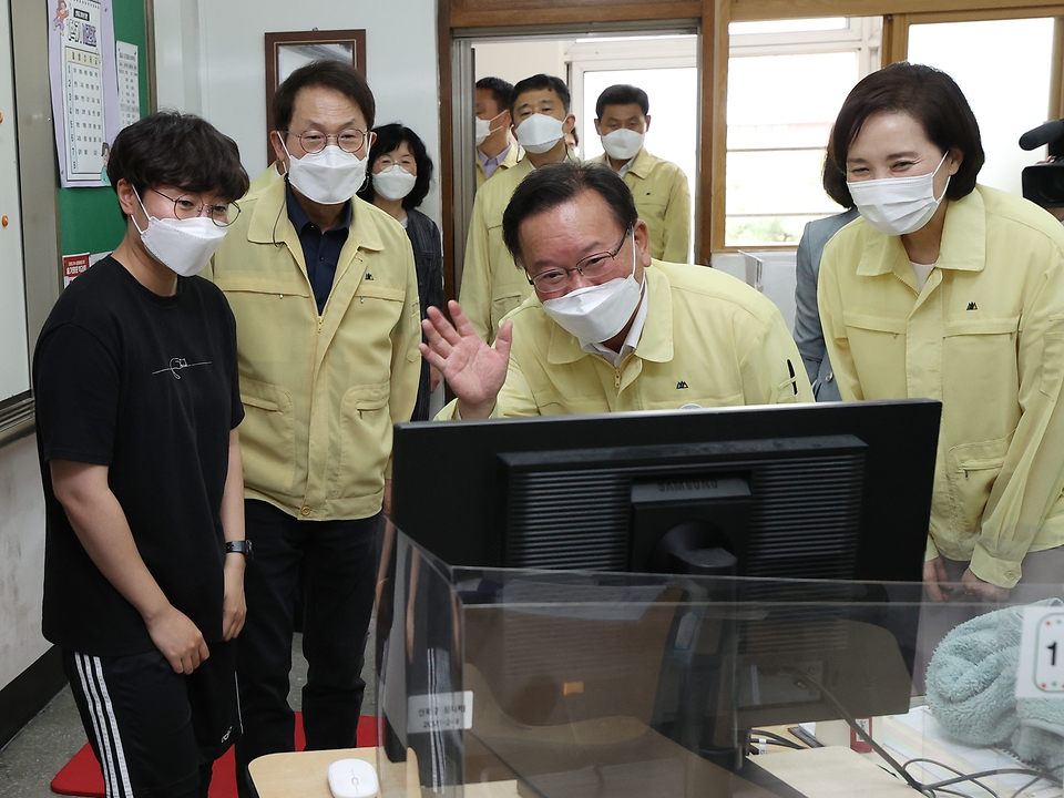 김부겸 국무총리가 14일 학교 방역 현장점검을 위해 양천구 목동 신목중학교를 방문, 학교시설을 점검하고 학생 수업을 참관하고 있다.