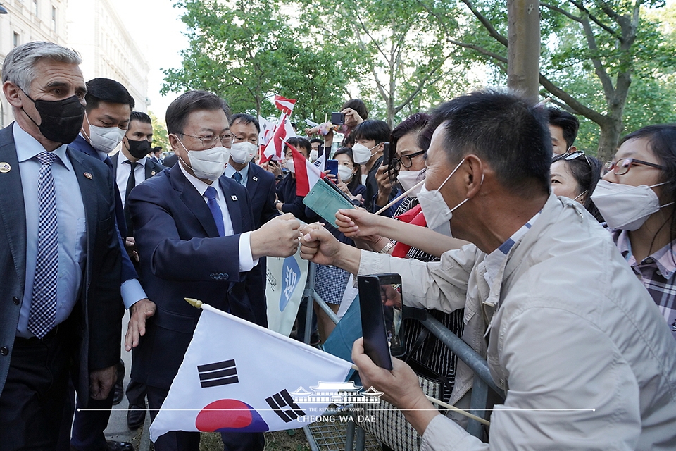 13일 오후(현지시간) 오스트리아 비엔나에서 교민들이 문재인 대통령과 김정숙 여사의 방문을 환영하고 있다.