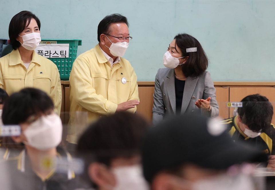 김부겸 국무총리가 14일 학교 방역 현장점검을 위해 양천구 목동 신목중학교를 방문, 학교시설을 점검하고 학생 수업을 참관하고 있다.