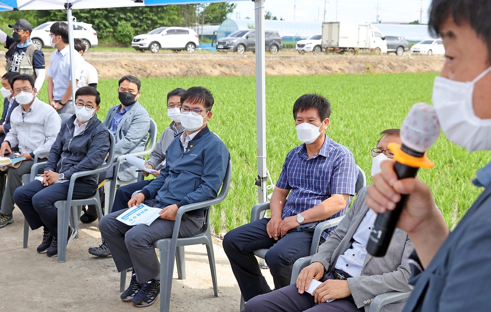 ‘벼 디지털농업 현장 연시회’가 열린 16일 전북 김제시 백산면의 현장실증포장에서 허태웅 농촌진흥청장이 관계자로부터 설명을 듣고 있다. 