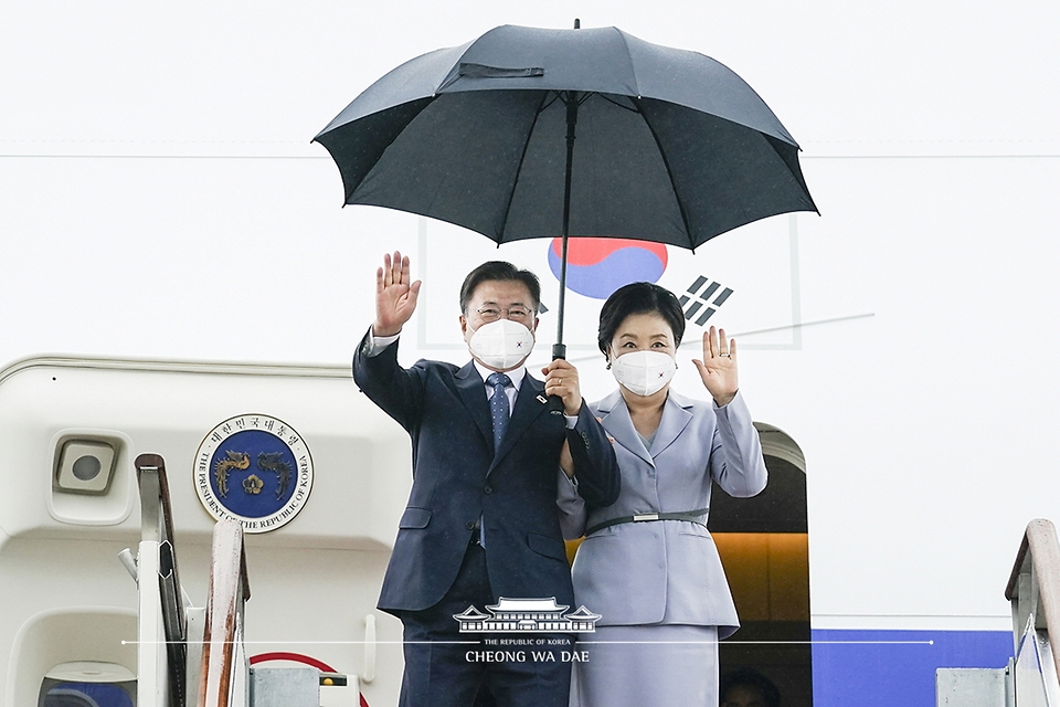 영국 G7 정상회의와 오스트리아, 스페인 국빈 방문을 마친 문재인 대통령과 부인 김정숙 여사가 18일 오전 경기 성남 서울공항에 도착해 손을 흔들며 인사하고 있다.