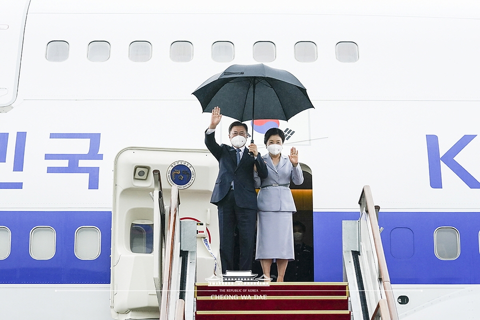 영국 G7 정상회의와 오스트리아, 스페인 국빈 방문을 마친 문재인 대통령과 부인 김정숙 여사가 18일 오전 경기 성남 서울공항에 도착해 손을 흔들며 인사하고 있다.