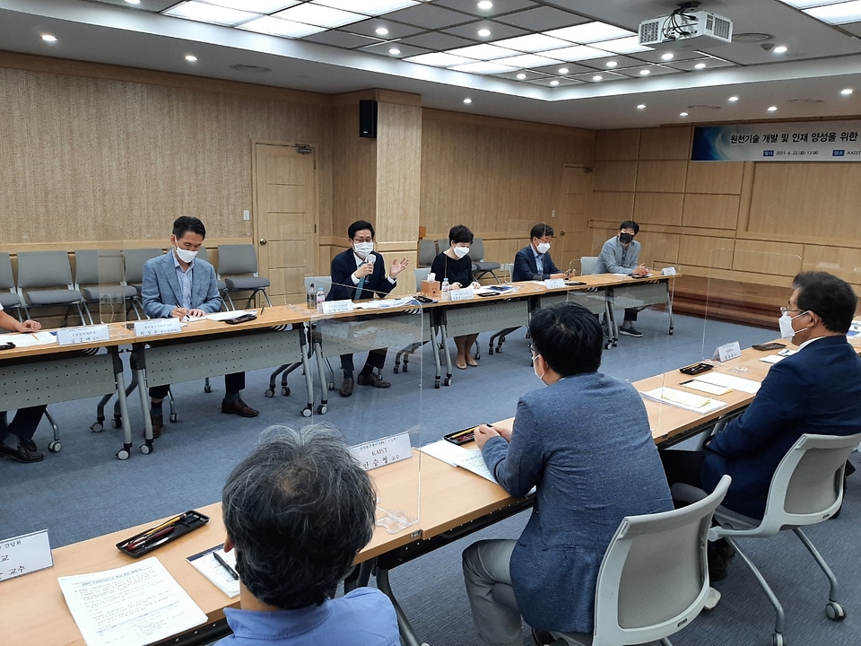 조경식 과학기술정보통신부 제2차관이 22일 디지털 뉴딜 정책 성과 확산을 위해 한국과학기술원(KAIST)과 한국전자통신연구원(ETRI)를 방문문하여 관계자들과 간담회를 하고 있다.