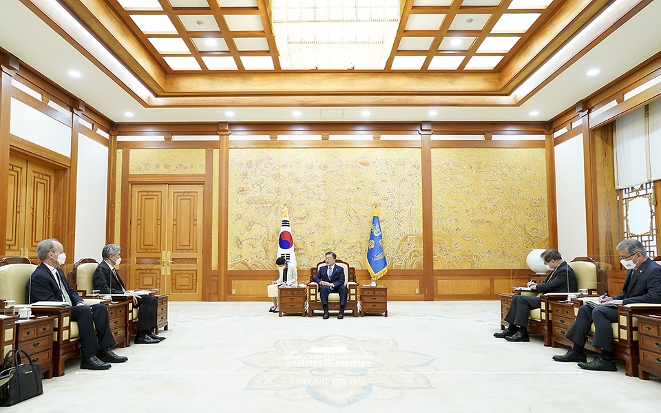 문재인 대통령이 22일 오후 청와대에서 방한 중인 성 김 미국 국무부 대북정책특별대표를 접견하고 있다.