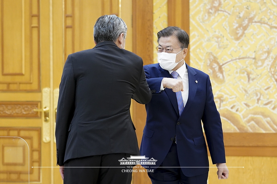 문재인 대통령이 22일 오후 청와대에서 방한 중인 성 김 미국 국무부 대북정책특별대표를 접견하기에 앞서 팔꿈치 인사를 하고 있다.