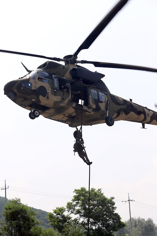 29일 육군73사단 수색대대 장병들이 백의리 비행장 일대에서 수리온(KUH-1) 헬기를 활용한 급속헬기로프하강훈련을 하고 있다.