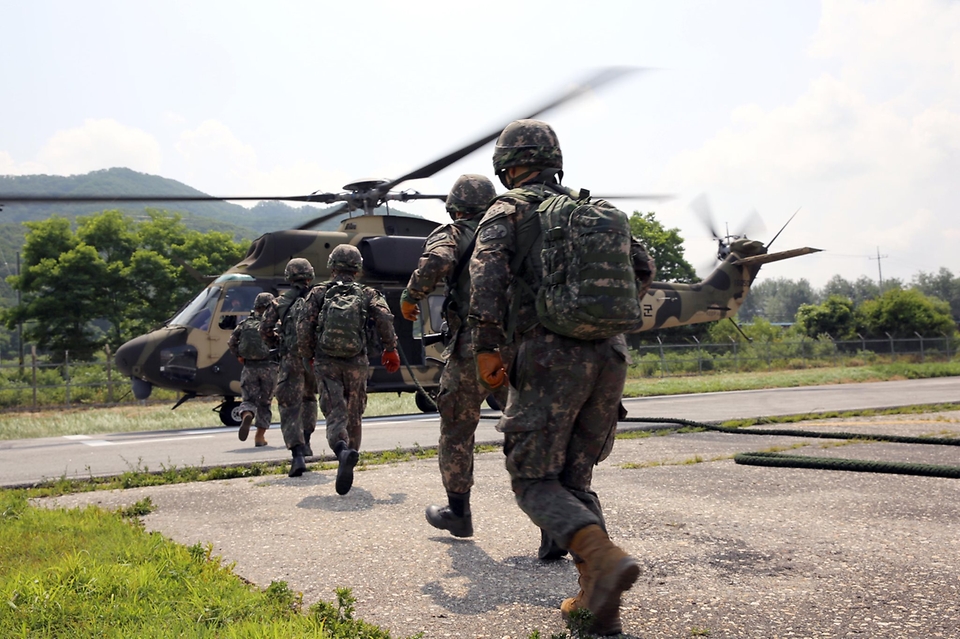29일 육군73사단 수색대대 장병들이 백의리 비행장 일대에서 수리온(KUH-1) 헬기를 활용한 급속헬기로프하강훈련을 하고 있다.