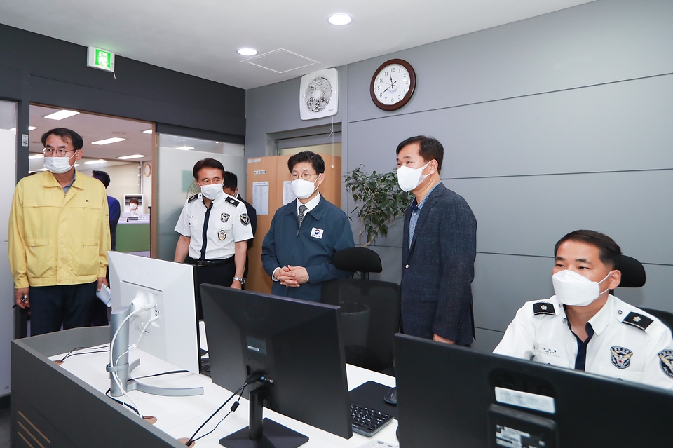 노형욱 국토교통부 장관이 14일 서울역을 방문해 철도역사와 열차의 코로나19 방역실태 등을 점검하고 있다.