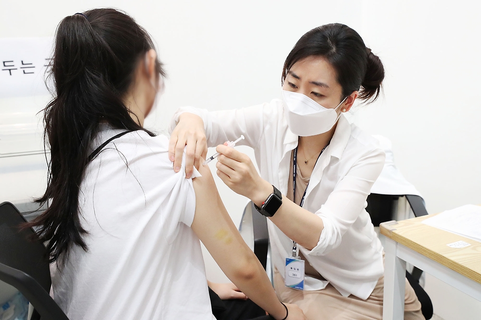 <p>20일 오후 서울 용산구 예방접종센터에서 고등학교 3학년과 교직원을 대상으로 신종 코로나 바이러스 감염증(코로나19) 예방 접종이 실시되고 있다. 1차 접종은 이달 30일까지며, 2차 접종은 다음 달 9일에서 20일까지 시행된다.<br></p>