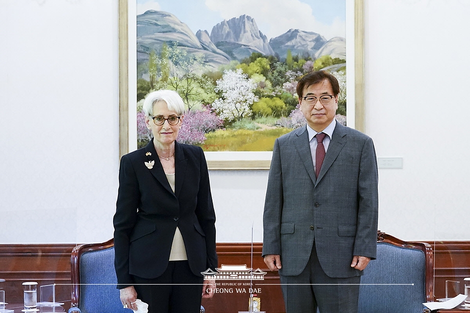 서훈 국가안보실장이 22일 청와대를 방문한 웬디 셔먼 미국 국무부 부장관과 면담에 앞서 기념촬영을 하고 있다.