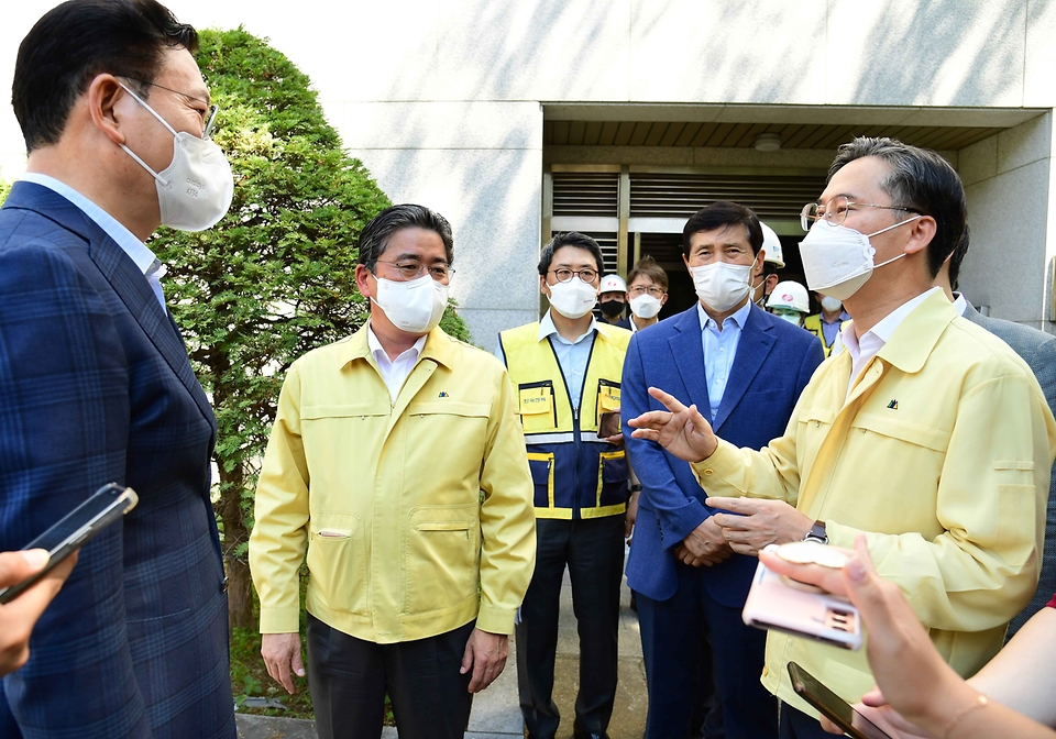 박진규 산업통상자원부 차관이 22일 오후 서울 서초구 한국전력 신양재변전소를 방문, 관계자들과 대화를 나누고 있다.