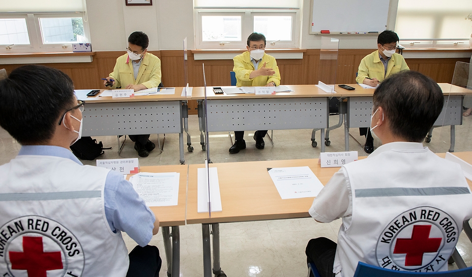 권덕철 보건복지부 장관이 21일 오후 감염병 전담병원인 서울적십자병원을 방문해 코로나19 방역 대응체계 및 감염관리 현황을 점검한 뒤 애로사항을 청취하고 있다.