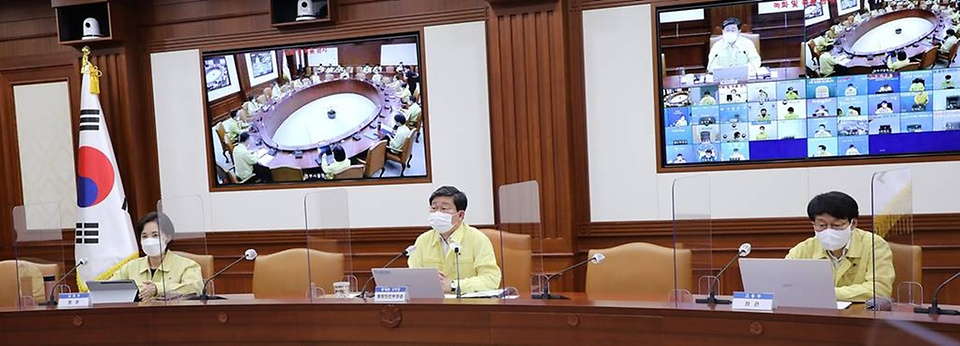 전해철 중앙재난안전대책본부 제2차장(행안부 장관)이 23일 오전 정부서울청사 영상회의실에서 코로나바이러스감염증-19 방역대책 및 예방접종 추진상황 등에 대한 중앙재난안전대책본부 영상회의에서 모두발언을 하고 있다.