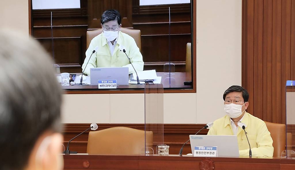 전해철 중앙재난안전대책본부 제2차장(행안부 장관)이 23일 오전 정부서울청사 영상회의실에서 코로나바이러스감염증-19 방역대책 및 예방접종 추진상황 등에 대한 중앙재난안전대책본부 영상회의에서 모두발언을 하고 있다.

