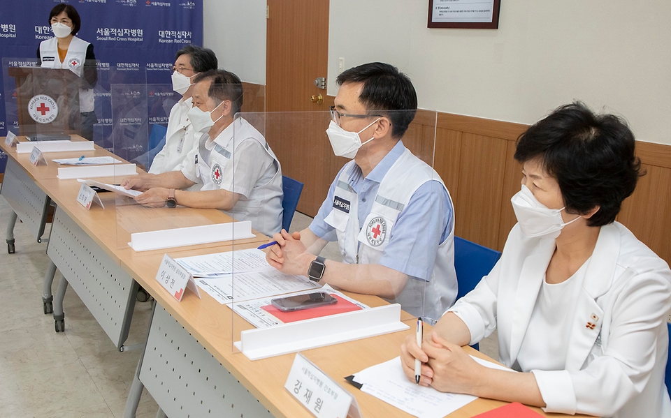 권덕철 보건복지부 장관이 21일 오후 감염병 전담병원인 서울적십자병원을 방문해 코로나19 방역 대응체계 및 감염관리 현황을 점검한 뒤 애로사항을 청취하고 있다.