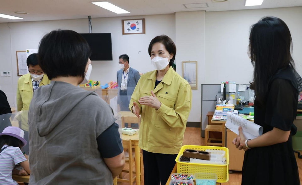 유은혜 사회부총리 겸 교육부 장관이 26일 서울시 동대문구 서울이문초등학교를 방문해 초등돌봄 운영 현장 점검을 하고 있다.