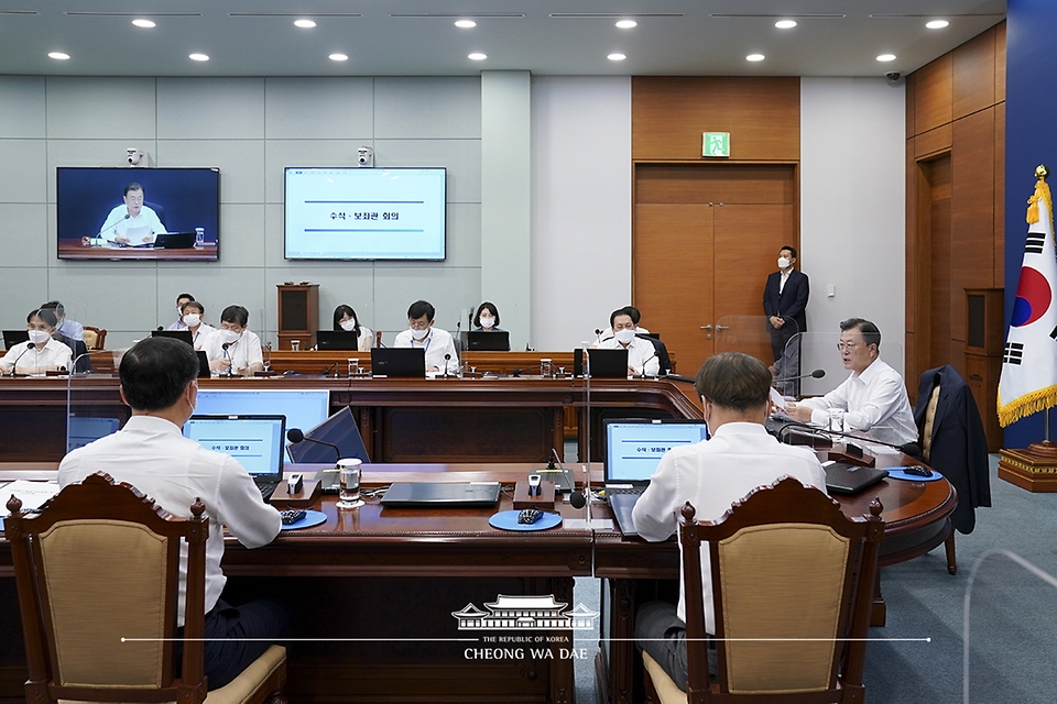 문재인 대통령이 26일 청와대에서 열린 수석·보좌관회의에서 발언하고 있다.