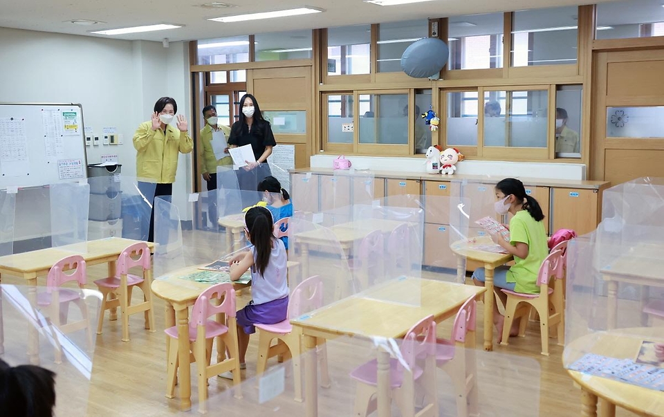 유은혜 사회부총리 겸 교육부 장관이 26일 서울시 동대문구 서울이문초등학교를 방문해 초등돌봄 운영 현장 점검을 하고 있다.