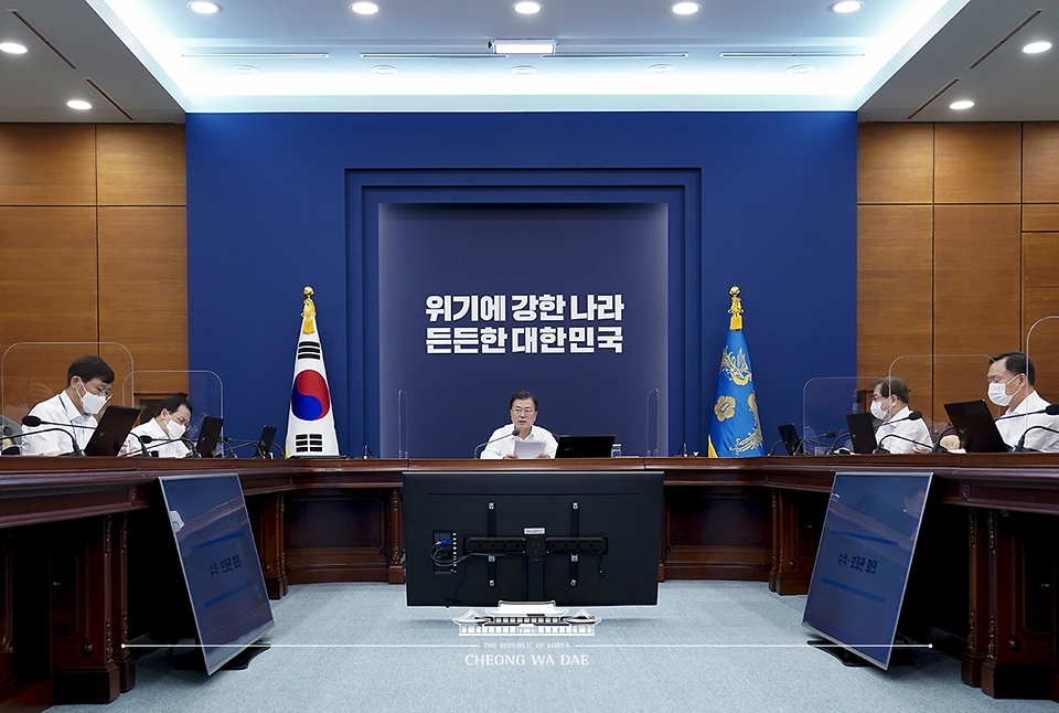 문재인 대통령이 26일 청와대에서 열린 수석·보좌관회의를 주재하고 있다.