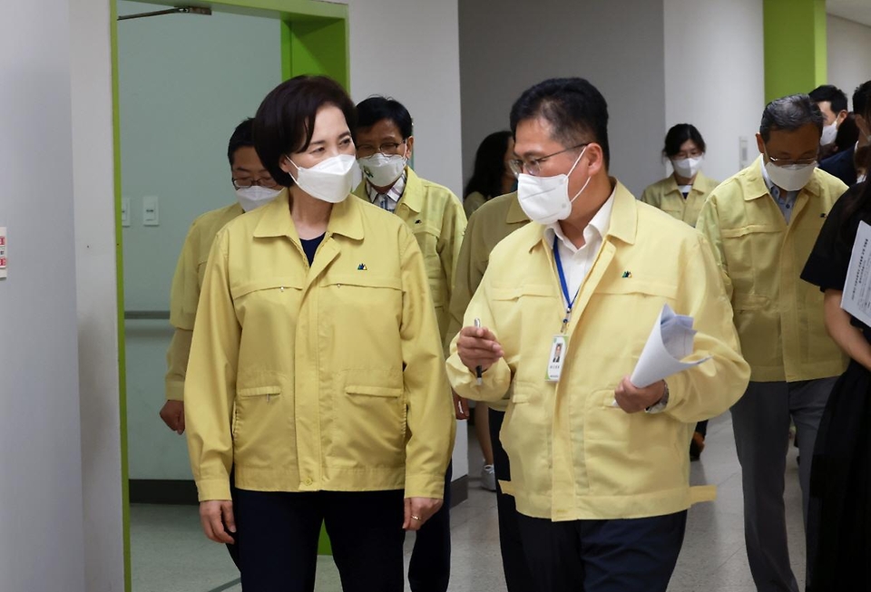 유은혜 사회부총리 겸 교육부 장관이 26일 서울시 동대문구 서울이문초등학교를 방문해 초등돌봄 운영 현장 점검을 하고 있다.