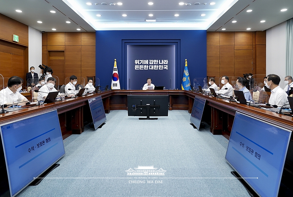 문재인 대통령이 26일 청와대에서 열린 수석·보좌관회의를 주재하고 있다.